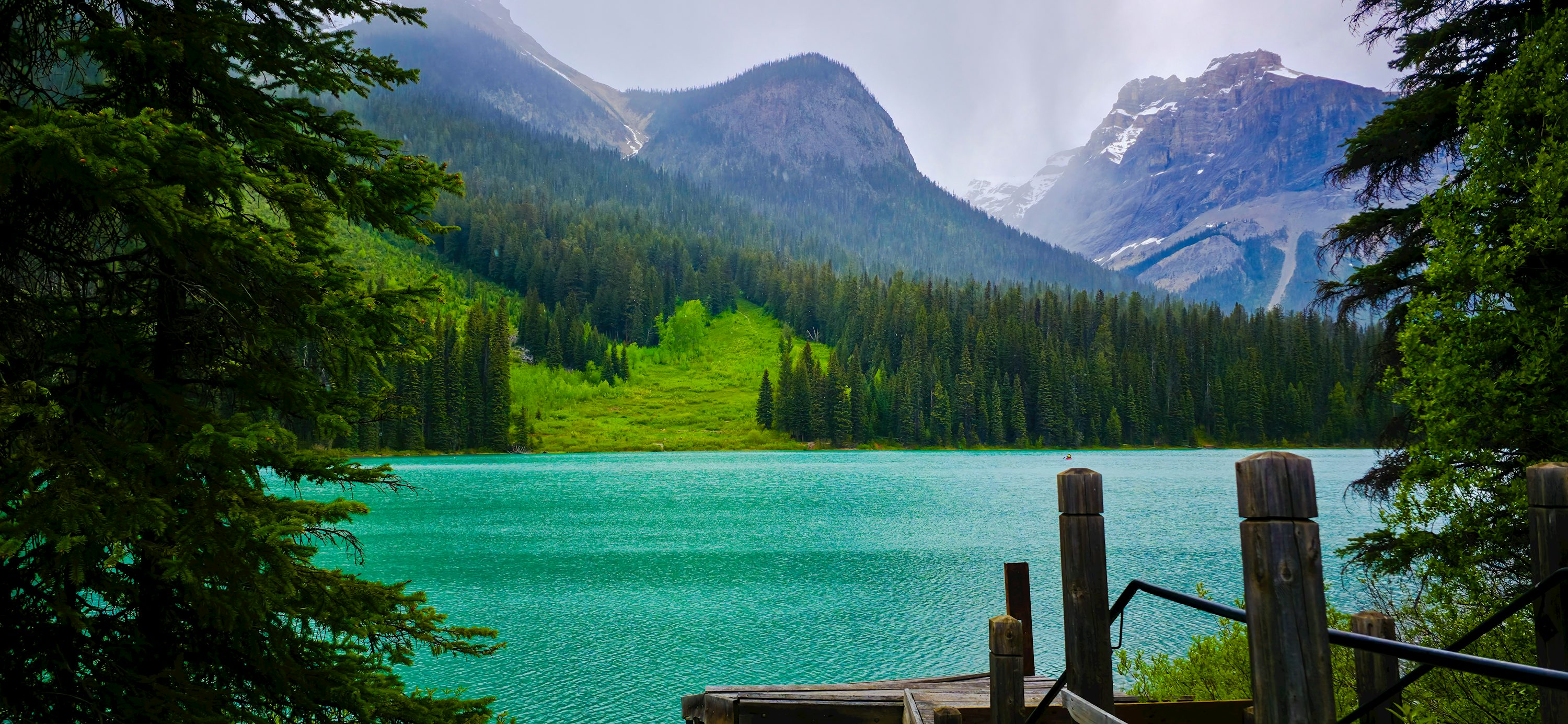 Keindahan Danau Biru dengan Panorama Alam Pegunungan